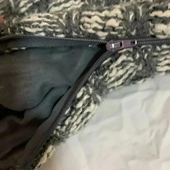 Queenwest Trading White and Gray knit throw pillow cover 20“ x 18 1/2“ - Picture 2 of 5